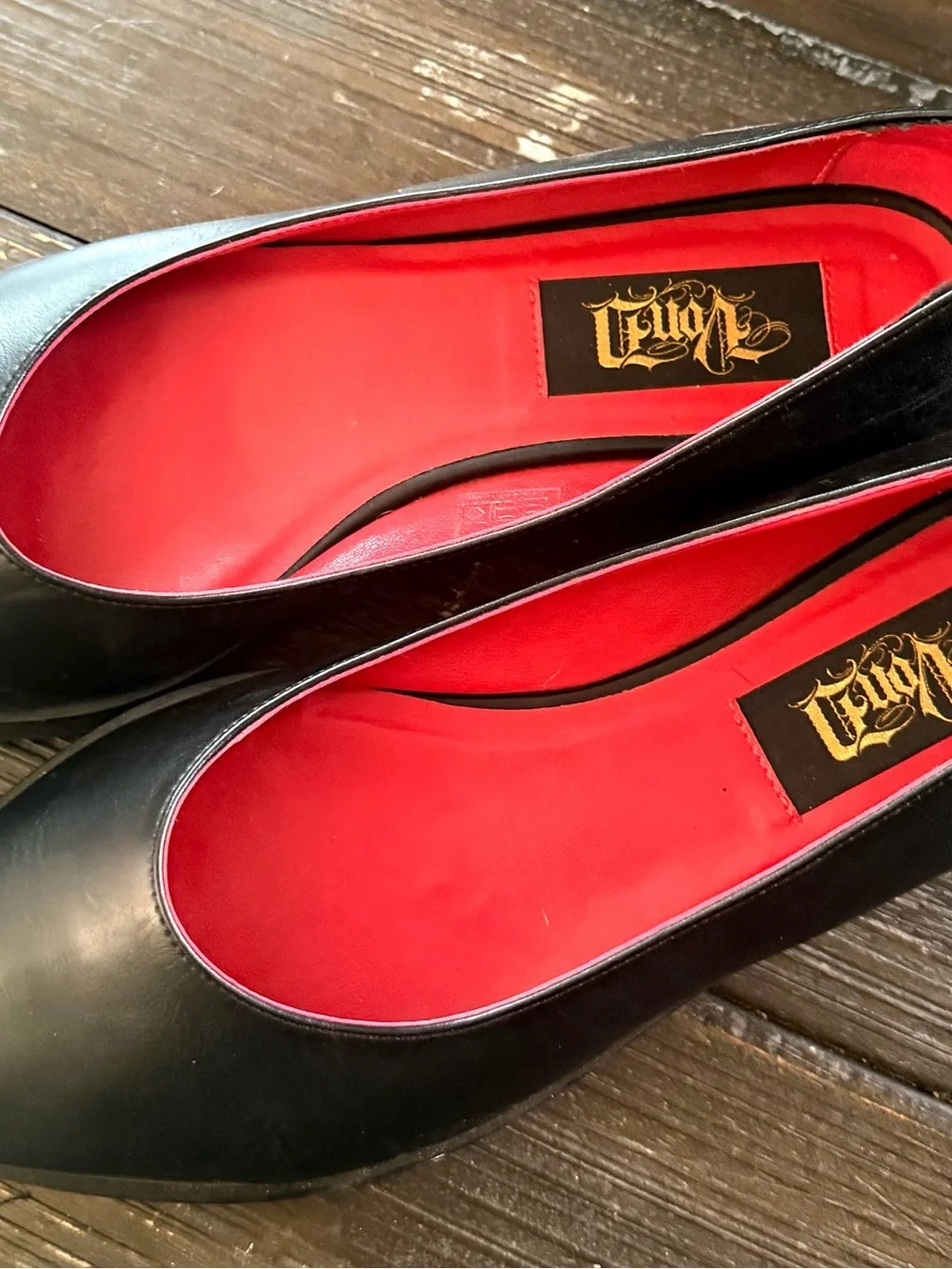 Women's Von-D Black Pointed-Toe Flats with Red Lining
